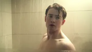 Kit Connor’s Viral Towel Photo Ignites Enthusiastic Internet Response